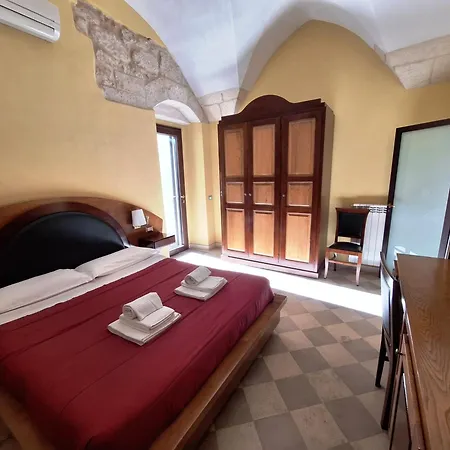 Bed & Breakfast Residenza Pizziniaco 4*